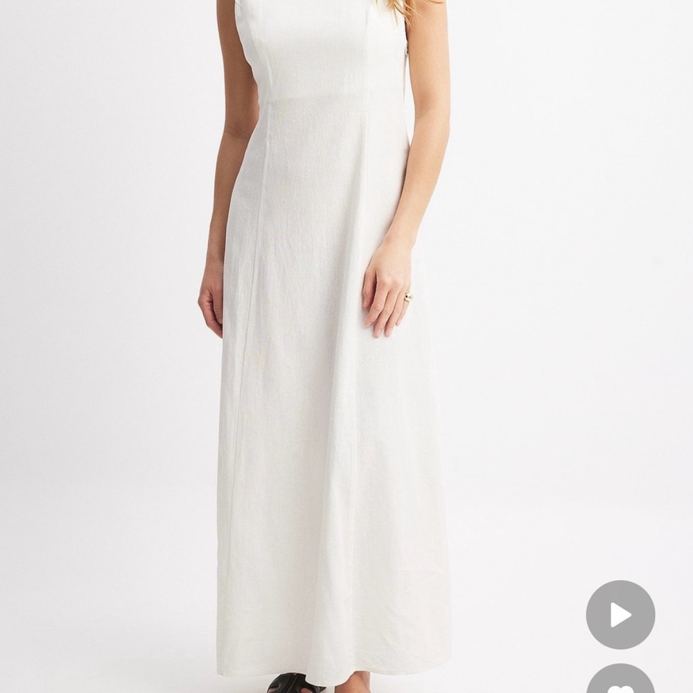 Classic White Midi Dress with Sleek Silhouette